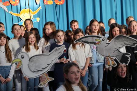 Otroci Osnovne šole Marije Vere so pozdravili pomlad in se spomnili knjižnih junakov (54)